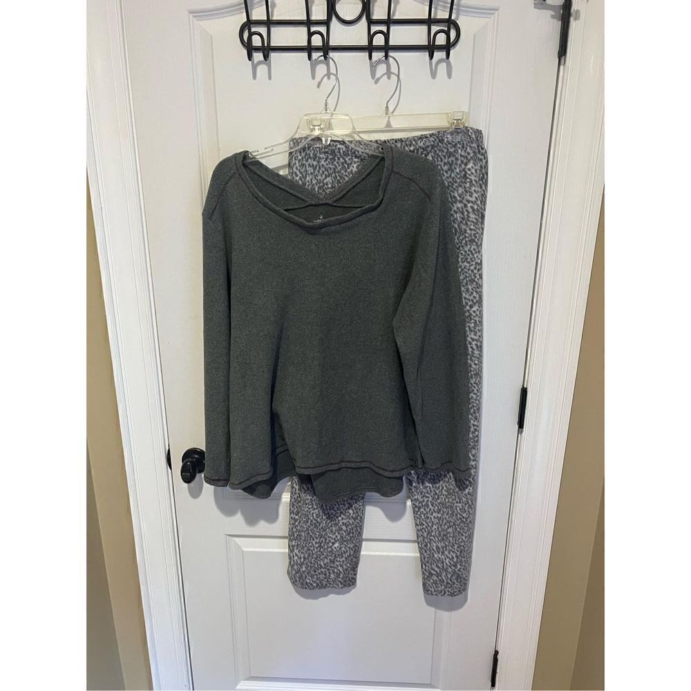 CuddlDuds Fleece with stretch gray v-neck pajama top size L